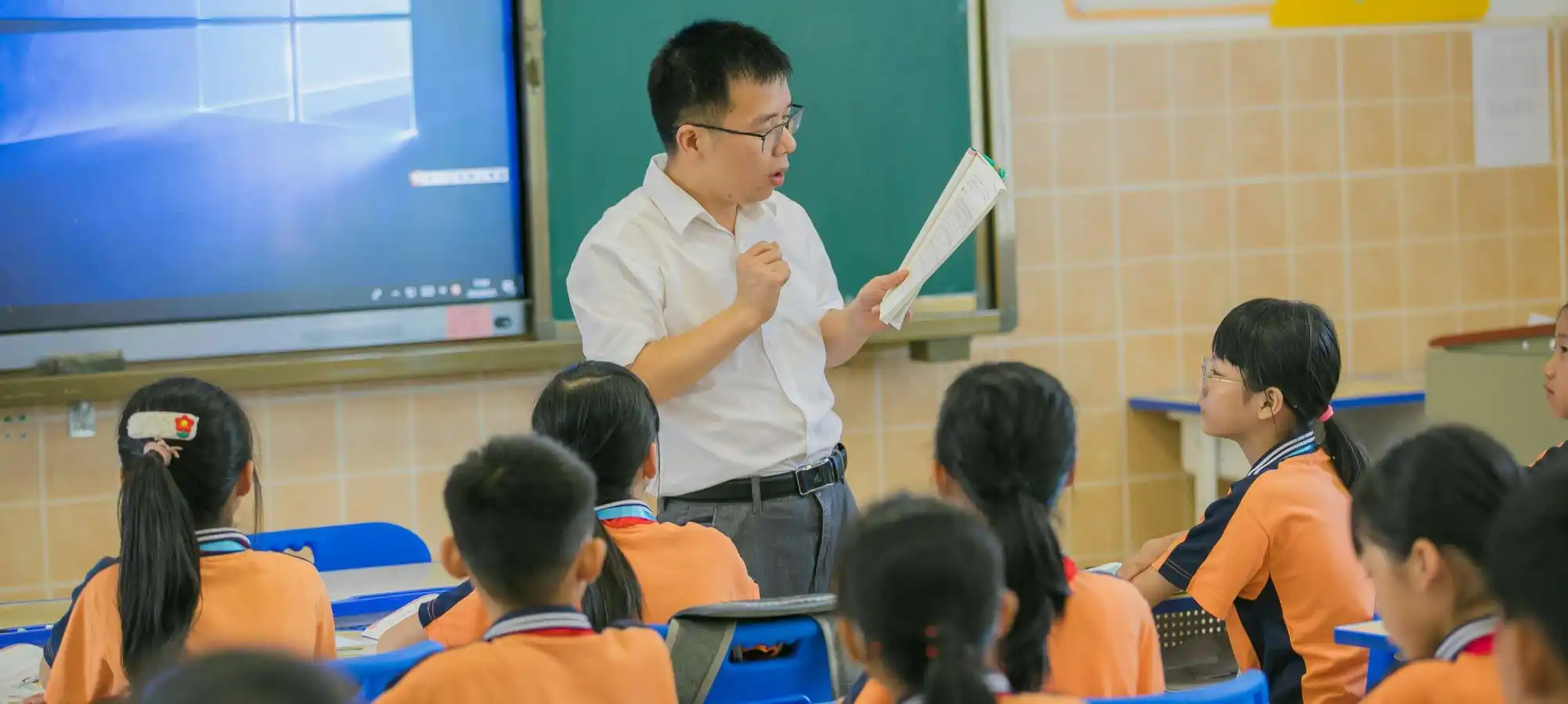 Teacher teaching a class of students.