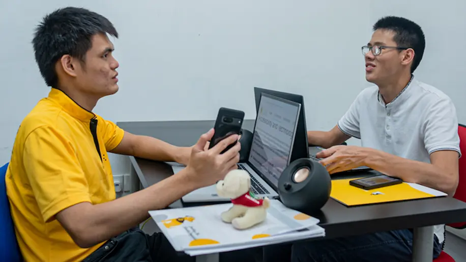 Trainer using the smartphone training toolkit to teach visually impaired users how to navigate devices